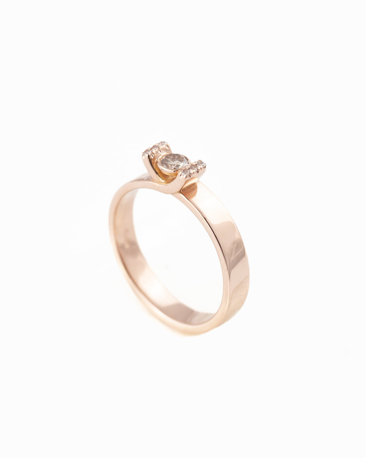 anello di fidanzamento artigianale in oro con diamante, fatto a mano in Italia